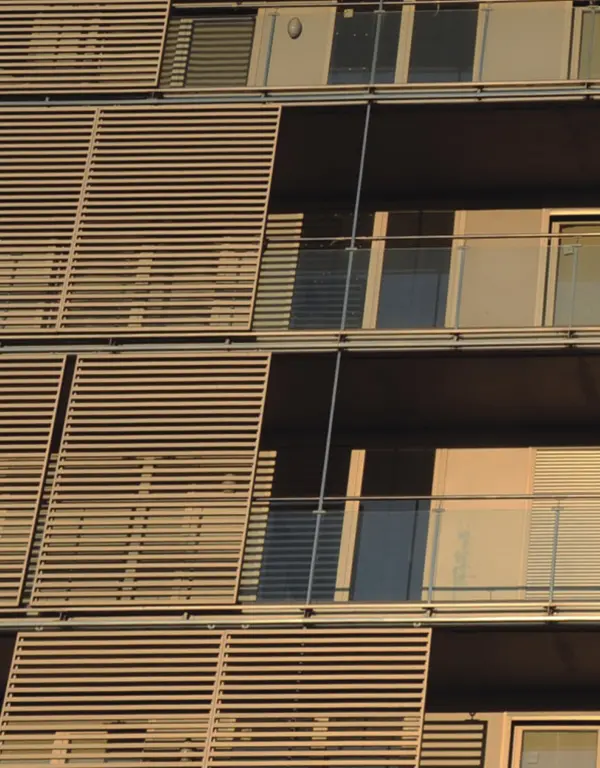 Celosía decorativa en fachada con lamas fijas de aluminio
