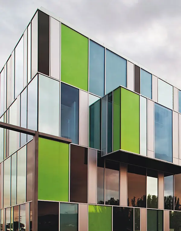 Muro cortina vidrio y aluminio