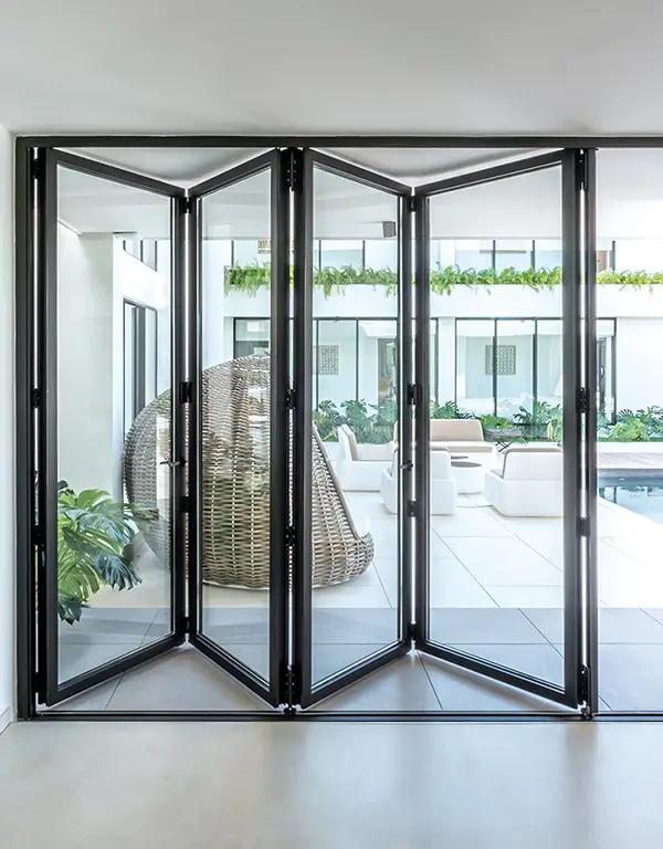 Puerta plegable de aluminio sistema CORTIZO