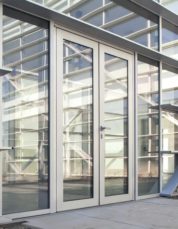 Puerta peatonal sistema Millenium plus 80 de Cortizo