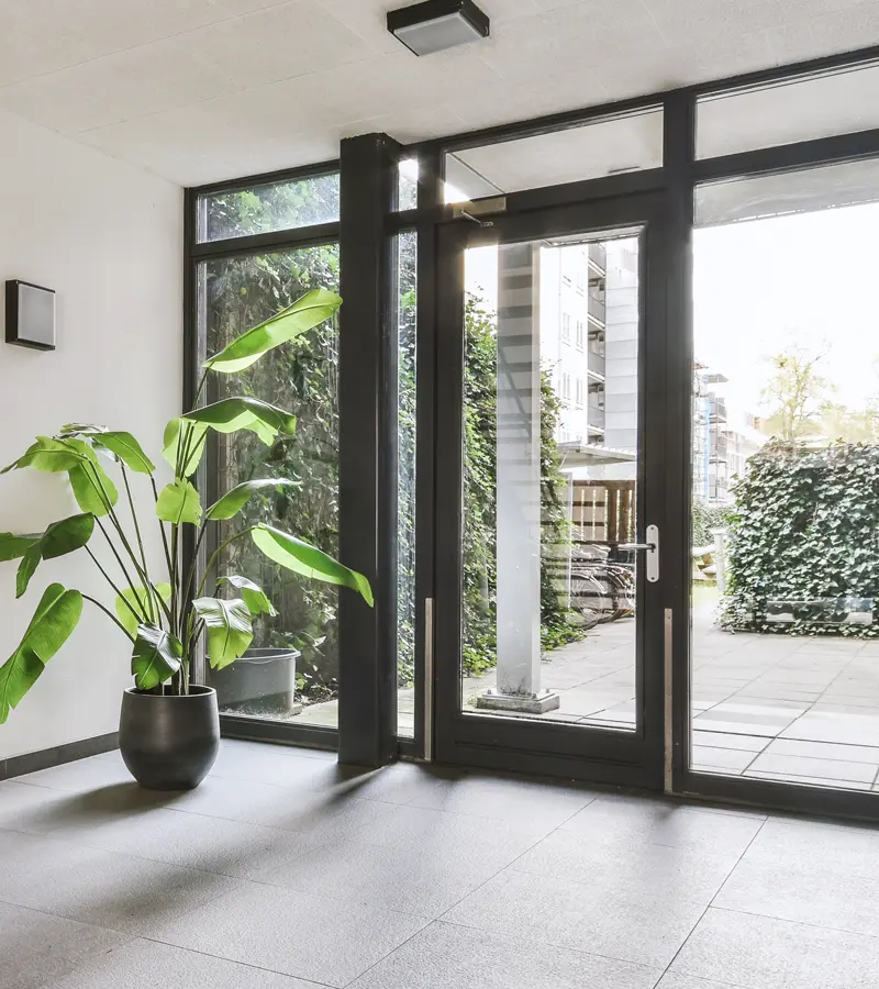 Puerta de entrada Puertas de acceso a edificios y locales comerciales